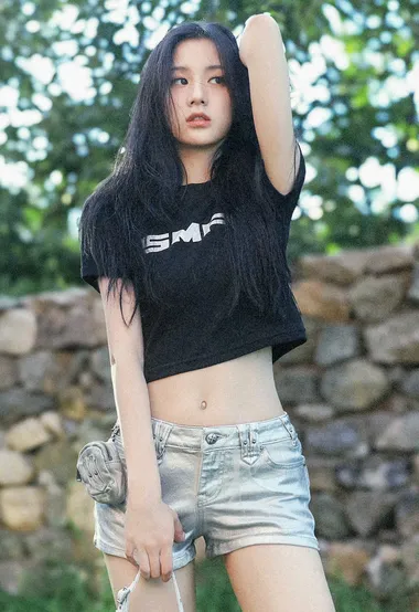 包上恩户外美拍写真，穿着紧身黑色T恤加银色短裤，尽显完美身材小蛮腰美