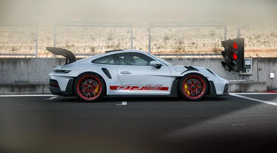 保时捷911 GT3 RS超跑赛道壁纸 竞技汽车壁纸-iPhone17-1