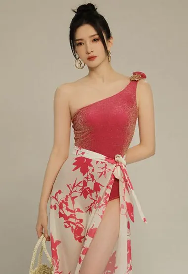 美女明星江疏影性感比基尼穿着显修长美腿图片