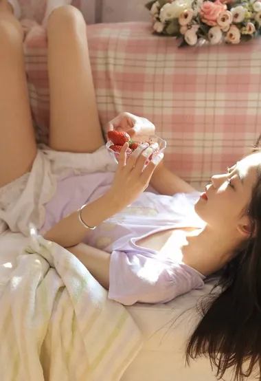 和草莓一样甜的休闲T恤短裤苗条少女私房照