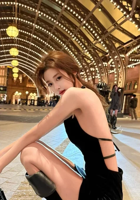 蹲在地上，身着无袖露背连衣裙的优雅性感美女绝美写真手机壁纸图片