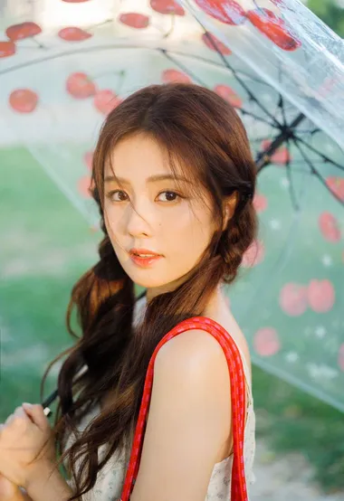 夏日的雨天，拿着樱桃伞的白鹿唯美街拍写真图片