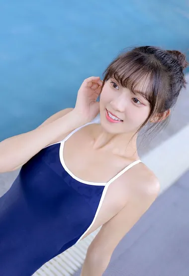 牙齿洁白大眼睛甜美泳装美少女蓝色紧身死库水湿身写真照