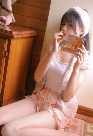 你的笑容总是最有感染力，甜美束发短裤女孩清新私房照
