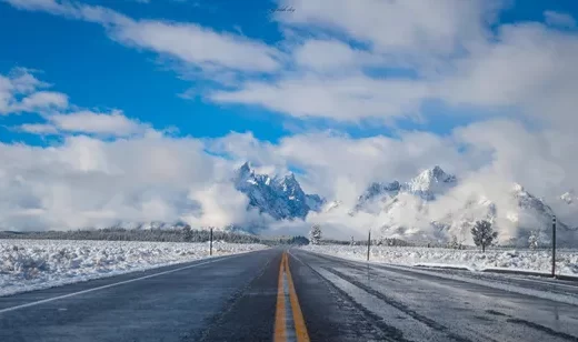 雪原公路直向雪山云海·唯美写实冬日风景