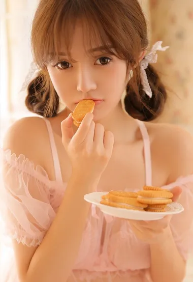 饼干好吃吗？甜美可人美少女轻薄透视蕾丝睡衣居家写真