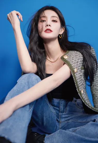 美女演员李一桐黑色吊带背心牛仔裤酷飒写真图片