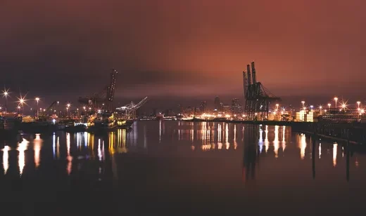 海边的城市夜景灯光唯美桌面壁纸