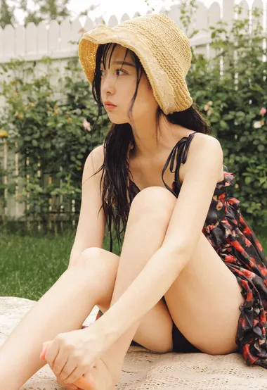 户外被雨淋湿的大眼睛美女，穿着印花黑红长裙可爱写真图