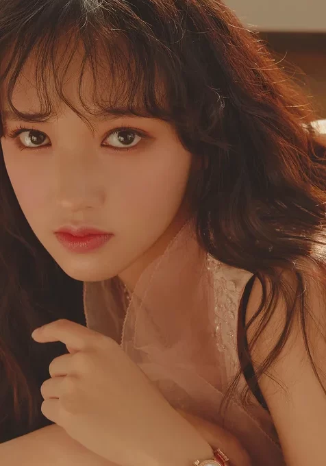 治愈系微卷刘海美女手机壁纸