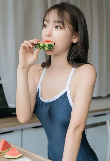 一起吃西瓜吗？紧身死库水夏日美少女可爱居家写真图片