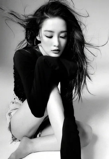 李沁梦幻光影黑白质感写真大片，黑衣短裤个性性感