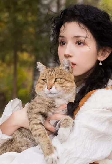 新疆美女哈妮克孜泡面头加麻花辫山间牧羊写真美图-iPhone17-1