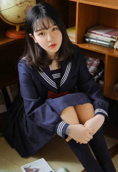 好清澈的眼睛！日系学生制服短裙少女慵懒私房写真图片