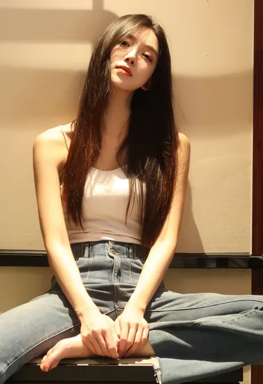 身材苗条，高颜值慵懒感美女吊带背心牛仔裤穿搭养眼居家超高清写真图片