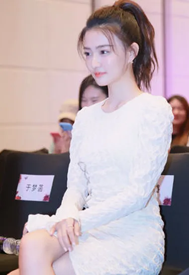 徐璐出席活动美拍图片，甜美笑容感人全场