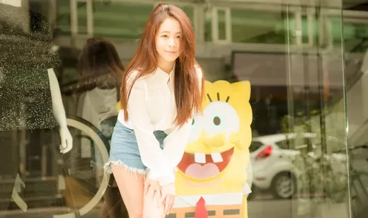 超4K清纯长发美女街头写真壁纸