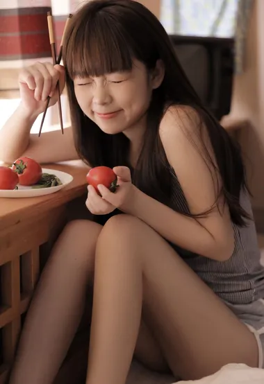 西瓜，西红柿好甜，可爱元气美少女身着条纹背心短裤写真