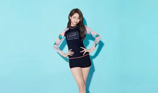 双手插腰，可爱的短裤美女桌面壁纸图片