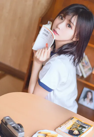 少女的气息，紧身衣的魅力，性感美少女大肉丸Amiee艺术写真