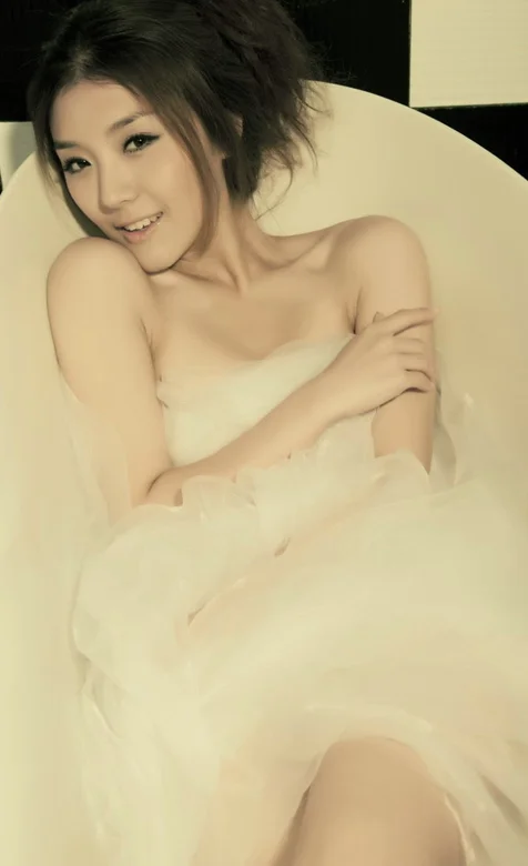 性感美女浴照高清手机壁纸-iPhone17-1