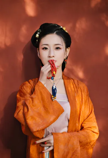 汉服之美！一组穿橙色汉服的唯美古风美女图片