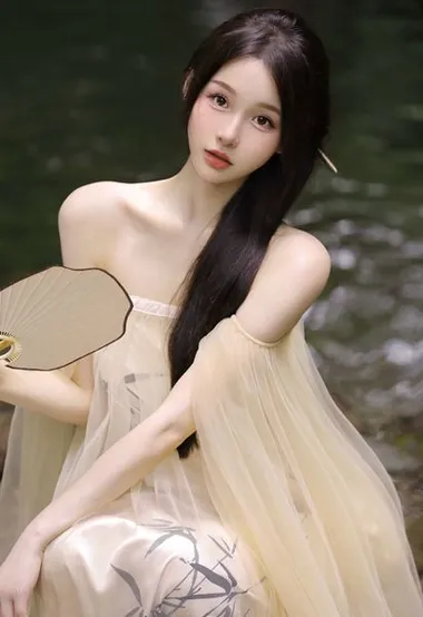 手拿小扇的亭亭玉立美少女性感古风汉服小溪唯美写真图片