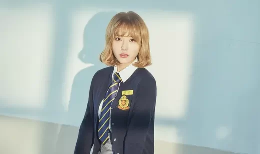 黄色短发穿学生装的韩国美女高清电脑壁纸