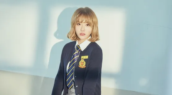 黄色短发穿学生装的韩国美女高清电脑壁纸-iPhone17-1