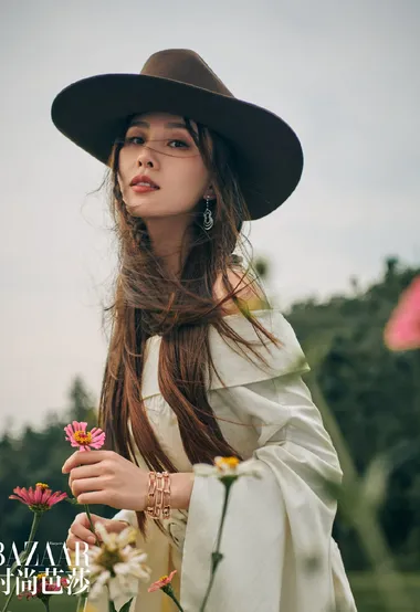 刘诗诗时尚芭莎杂志最新写真，牛仔帽加白色公主裙，展现飒爽个性气质