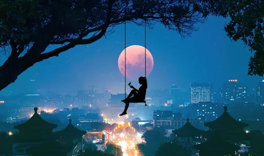红月，圆月当空，灯火辉煌，城市，在一棵大树上荡着秋千的女孩和她的鸟儿