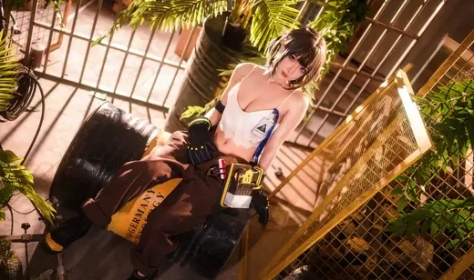 坐在空油桶上的性感吊带白衣加工装裤cosplay美女高清室内写真壁纸
