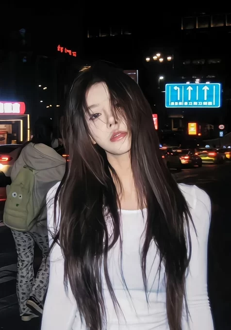氛围感长发女生街拍清冷感全面屏锁屏