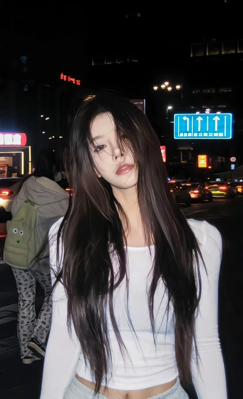 氛围感长发女生街拍清冷感全面屏锁屏-iPhone17-1