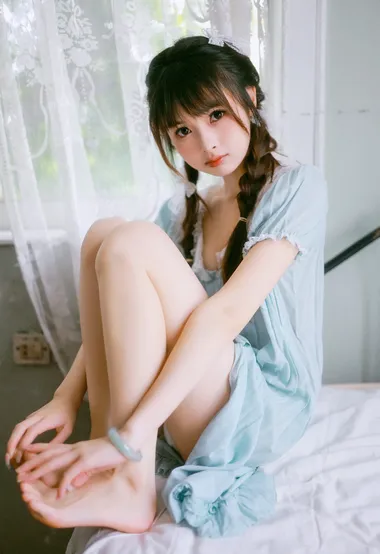 双麻花辫，小绿裙穿搭可爱网红美少女河豚抚子温馨居家私房写真美照-iPhone17-1