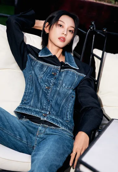 高挑身材美女王丹妮利落短发搭配牛仔套装摩登干练活动写真图片