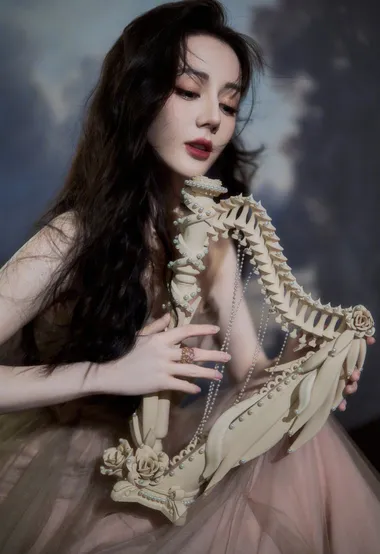 迪丽热巴手拿古老的拨弦乐器竖琴，造型优美艺术氛围感复古写真图片