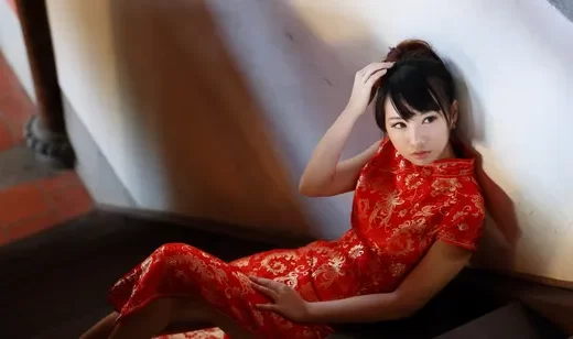 丸子头旗袍美女室内写真壁纸图片