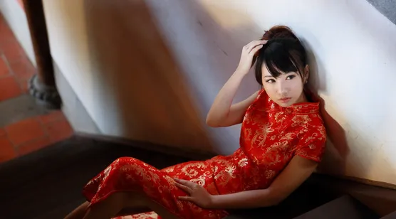 丸子头旗袍美女室内写真壁纸图片-iPhone17-1