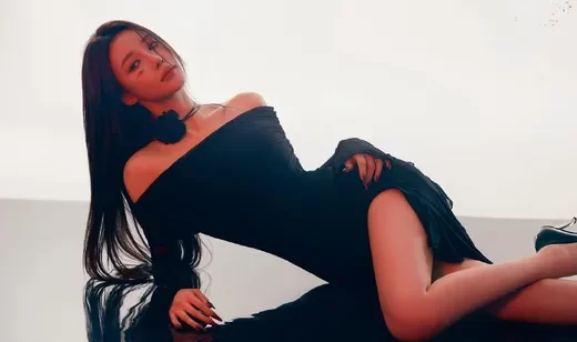 侧躺在地板上的长腿美女紧身抹胸连衣裙穿着写真壁纸图片