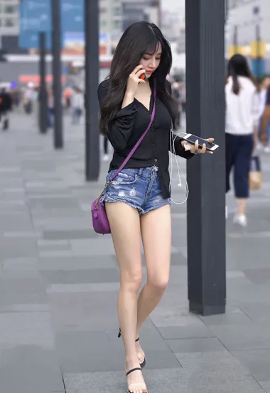 人来人往的街上总有那么一些靓丽的美女身影