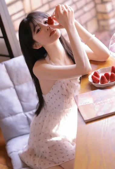 夏日碎花裙可人美女和她爱吃的草莓居家慵懒写真套图