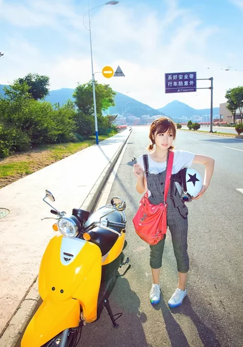 马路上的清纯美女手机壁纸下载