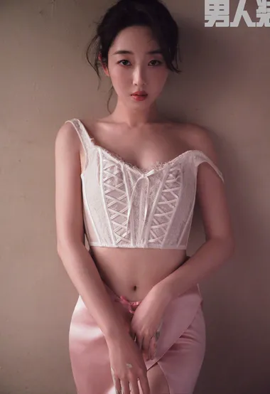 美女明星蒋梦婕超性感吊带系列穿搭杂志写真图片
