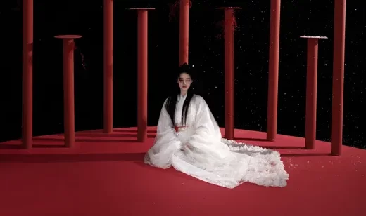 红色梅花桩前，静坐在红毯上的徐璐一袭古风白裙仙气飘飘超高清写真壁纸