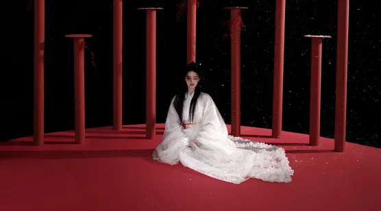 红色梅花桩前，静坐在红毯上的徐璐一袭古风白裙仙气飘飘超高清写真壁纸-iPhone17-1
