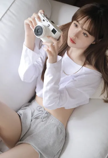 高颜值纯欲系90后美女小姐姐，白衣短裤居家沙发甜美写真图集，精致可人