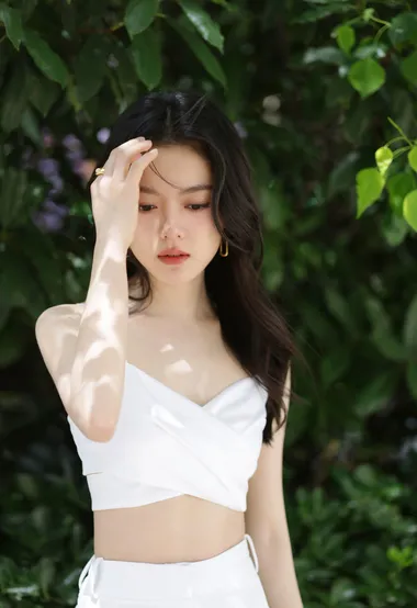 赵今麦性感可人白色小吊带套装户外清甜写真图片