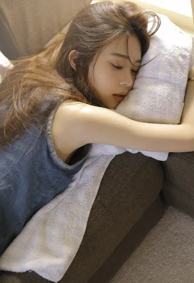 超高清美女图片，温柔的牛仔裤长发美少女私房写真日记