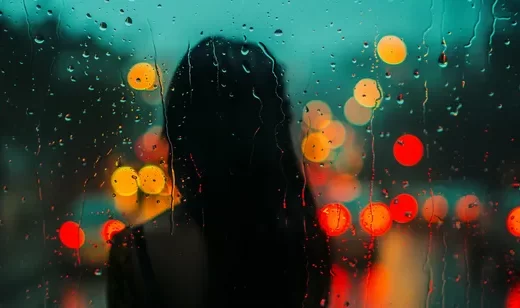 下雨天，玻璃，女孩，水滴，夜晚，城市，车灯，朦胧雨中女生背影壁纸图片